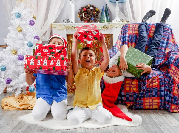 Boldog gyermekek karácsonyi dekorációs szobában játék — Stock Fotó