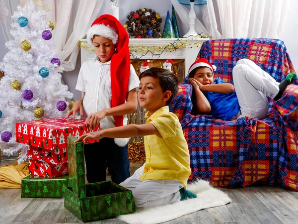 Boldog gyermekek karácsonyi dekorációs szobában játék — Stock Fotó