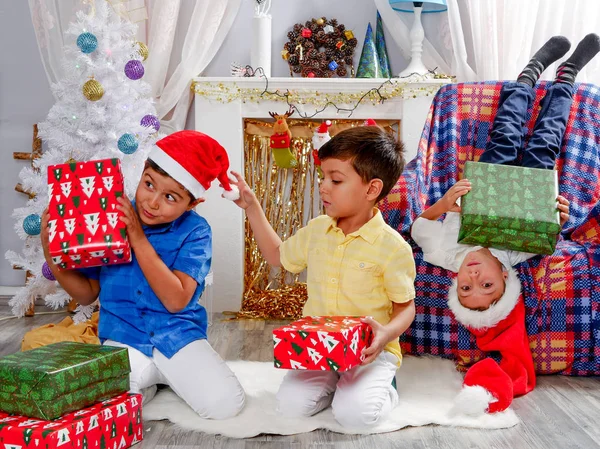 크리스마스 장식 객실에서 행복 한 아이 들 — 스톡 사진