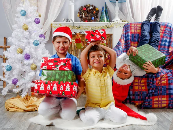 크리스마스 장식 객실에서 행복 한 아이 들 — 스톡 사진