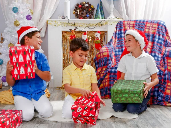 Glada barn som leker i jul dekorativa rum — Stockfoto