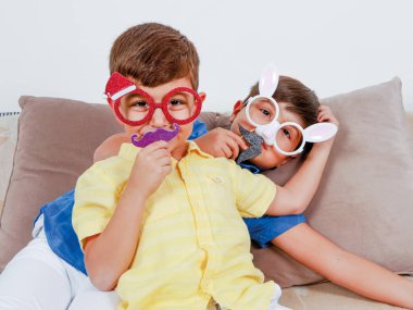 Mutlu çocuk komik bıyık ve gözlük ile poz