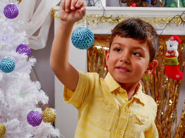 Garçon décoration arbre de Noël avec des perles — Photo