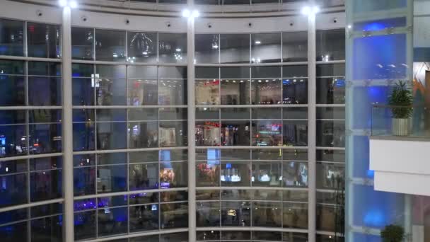 Reflexión de la gente en el escaparate del centro comercial — Vídeos de Stock