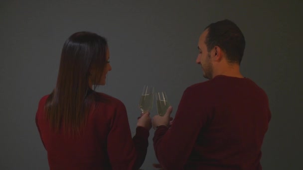 Пара звон с бокалами шампанского и празднование нового года — стоковое видео