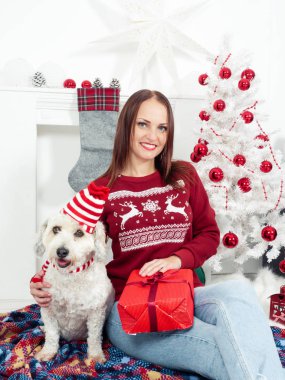 güzel kadın köpeğini, hem Noel giysileri ile eğleniyor