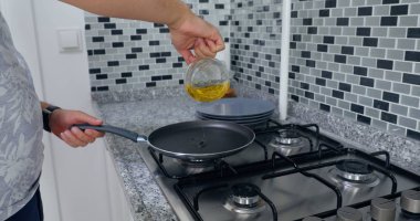 Bir adam bir mutfak yangında aşçılar.