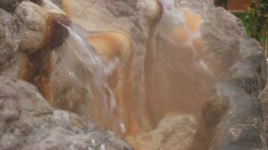 Doğal mineral kaplıca çeşmeden içmek için dışarı akar