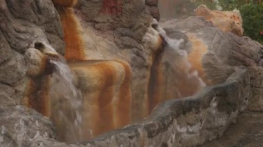 Doğal mineral kaplıca çeşmeden içmek için dışarı akar