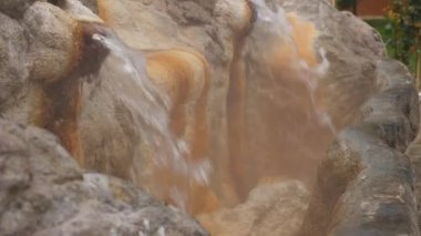 Doğal mineral kaplıca çeşmeden içmek için dışarı akar