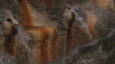 Doğal mineral kaplıca çeşmeden içmek için dışarı akar