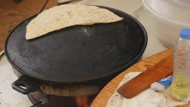 Gozleme, traditionele Turkse gerechten te koken — Stockvideo