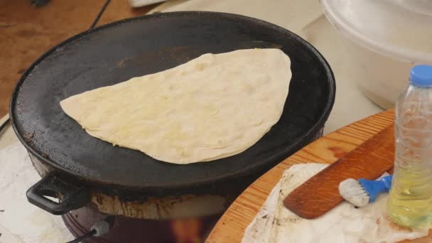 Gozleme, traditionele Turkse gerechten te koken — Stockvideo