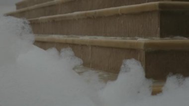 Sabun köpüğü ile Çeşme taşmaları