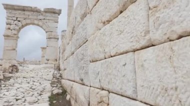 Sagalassos Türkiye'de arkeolojik site ağ geçidi kemerler,