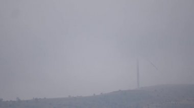 Bir yel değirmeni çiftliği dağ bulutlu günde