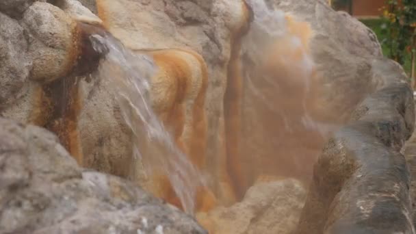 Natürliche mineralische heiße Quelle fließt in einem Brunnen zum Trinken — Stockvideo