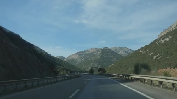 Driving down picturesque road with mountain view — Αρχείο Βίντεο