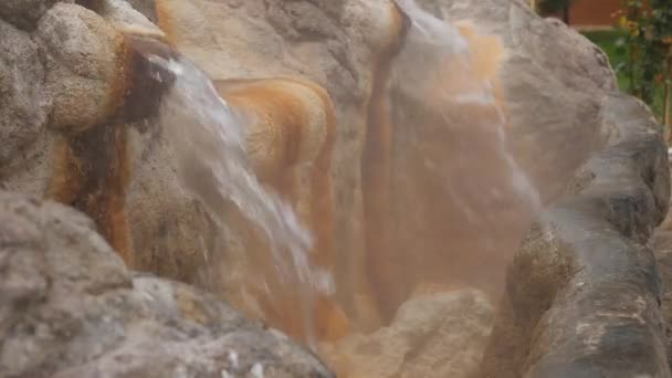 La source thermale minérale naturelle s'écoule dans une fontaine pour boire — Video