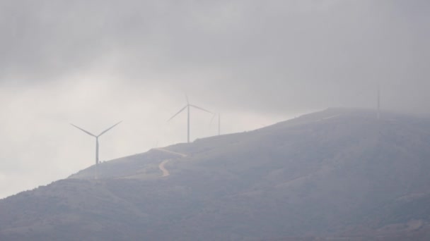 Dia nublado em uma fazenda de moinhos de vento na montanha — Vídeo de Stock