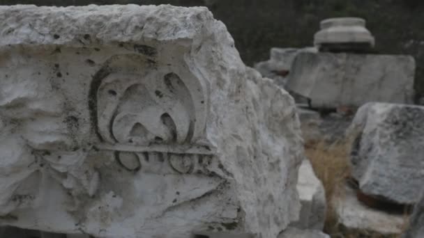 Часть мраморного фриза периода Древней Греции — стоковое видео