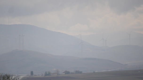 Día nublado en una granja de molinos de viento en la montaña — Vídeos de Stock