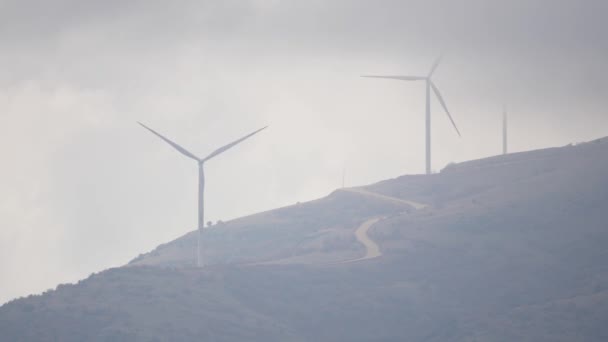 Bewölkter Tag Einer Windkraftanlage Den Bergen Der Türkei Provinz Isparta — Stockvideo