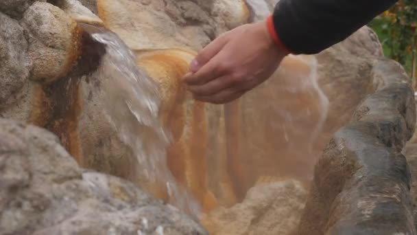 Aguas termales minerales naturales fluyen en una fuente para beber — Vídeo de stock