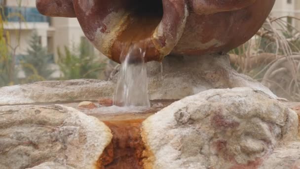 Natuurlijke minerale warmwaterbron stroomt uit een kruik fontein — Stockvideo