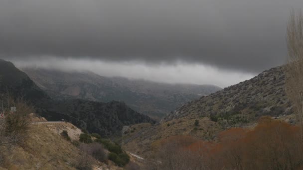 Nubes lluviosas sobre la montaña — Vídeos de Stock