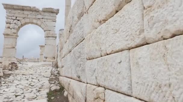Gateway arches i arkeologiska platsen i Sagalassos i Turkiet, — Stockvideo