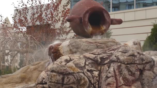 Source thermale minérale naturelle s'écoule d'une fontaine à cruches — Video