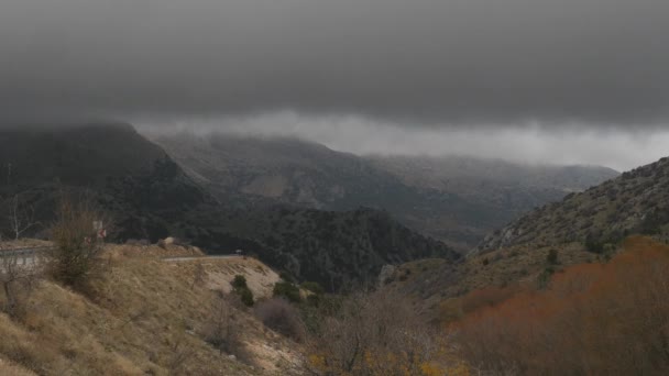 Regenachtige wolken boven de berg — Stockvideo