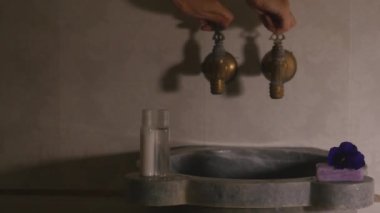 Türk banyo musluk üzerinden akan su.