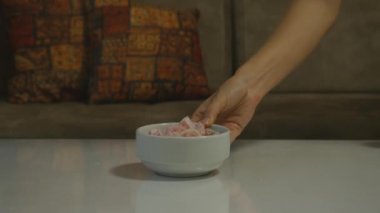 Kadının ellerini masaya koyar tatlı, bardak ve lamba