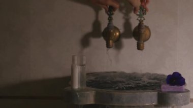 Su akan musluk ve Türk Hamamı kapta mermer.