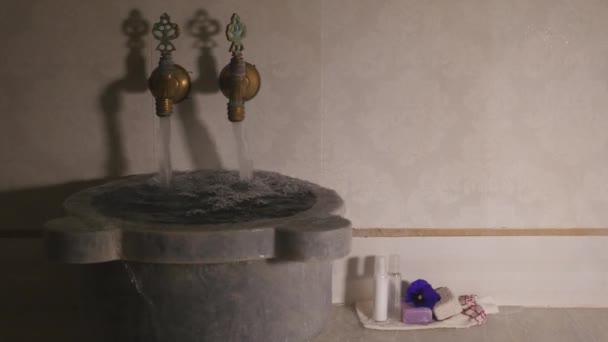 Wasser fließt aus Wasserhähnen und aus Marmorschalen in türkischem Bad. — Stockvideo