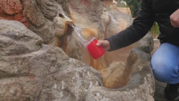 Натуральна мінеральна гаряча весна витікає в фонтан для напою — стокове відео