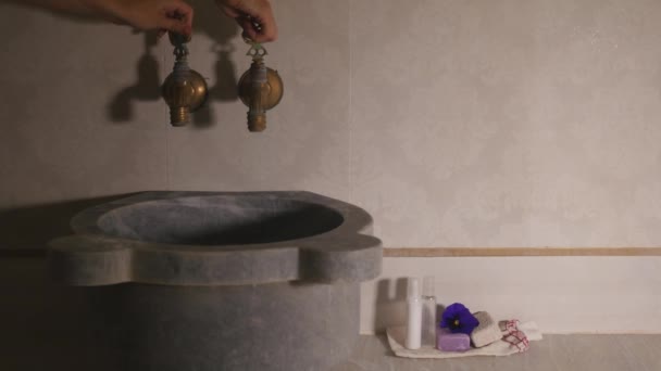 Eau qui coule des robinets dans le bain turc . — Video