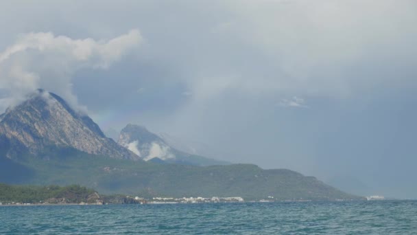 Montañas y mar Mediterráneo después de la lluvia en Kemer, Turquía — Vídeo de stock