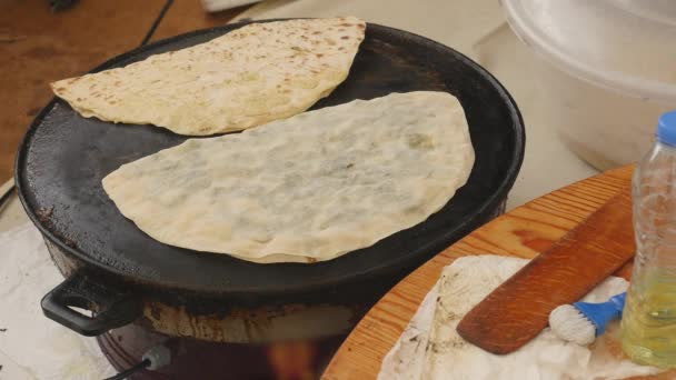 Cozinhar gozleme, comida tradicional turca — Vídeo de Stock