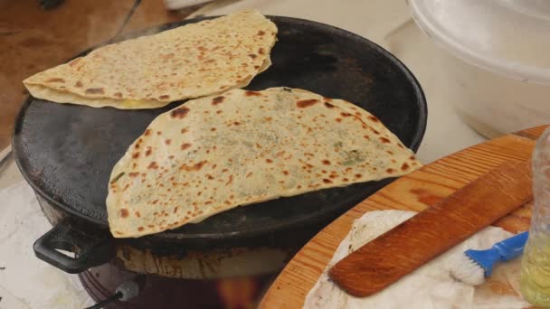 Cocina gozleme, comida tradicional turca — Vídeos de Stock