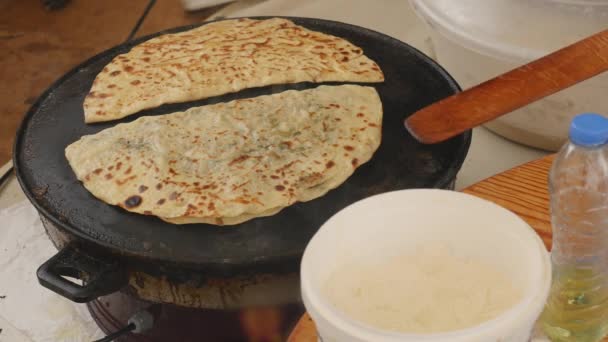 Matlagning gozleme, traditionell turkisk mat — Stockvideo