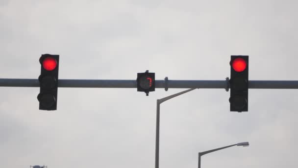 Geri sayım numaraları ile trafik ışık closeup — Stok video