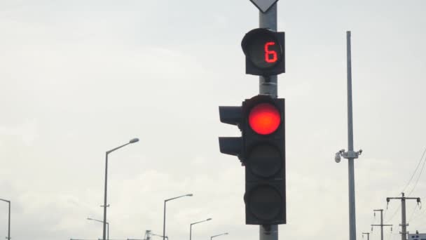 Closeup of traffic light with numbers counting down — Stock Video