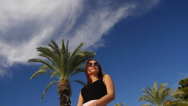 Retrato de estilo de vida de mujer joven en gafas de sol —  Fotos de Stock