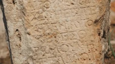 Antik taş Lyrboton oyma ile