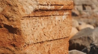 Antik taş Lyrboton oyma ile