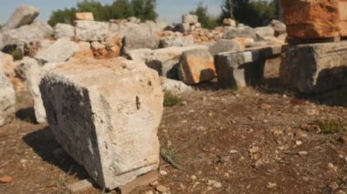 Antik taş Lyrboton oyma ile