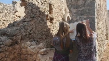 Antik kenti keşfetmekle geçen iki genç kız